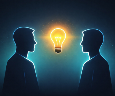 Zwei Personen im Profil mit leuchtender Glühbirne zwischen ihnen als Symbol für gemeinsamen Austausch