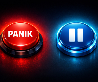 Zwei leuchtende Knöpfe: einer rot mit 'PANIK', einer blau mit Pausensymbol