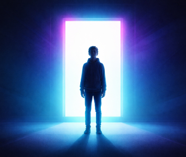 Silhouette einer Person vor leuchtender Tür in bläulich-violettem Licht, symbolisch für mentale Blockaden